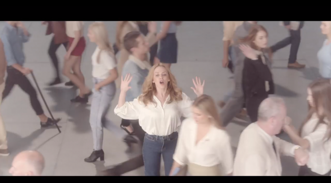 Kylie Minogue dirige il traffico nel video di “I Was Gonna Cancel”