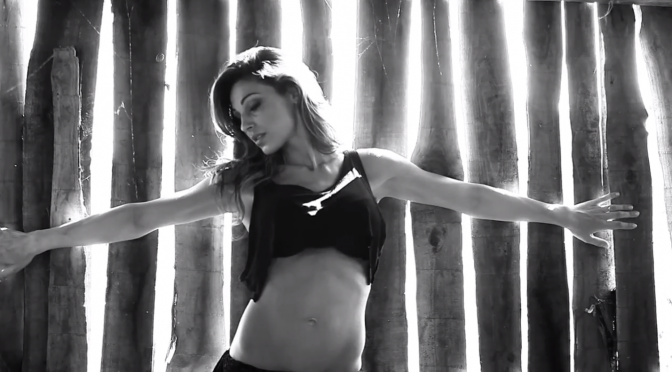 Anna Tatangelo sexy in spiaggia nel video di “Muchacha”