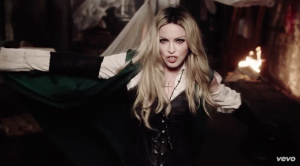 Madonna in una scena del video di "Ghosttown"