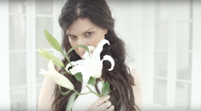 Laura Pausini celebra l’amore in un video-regalo per i fan