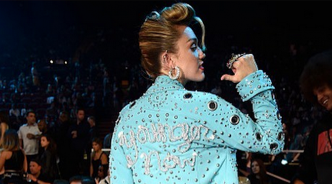 Miley Cyrus nel segno di Elvis Presley pubblica l’album ‘Younger Now’
