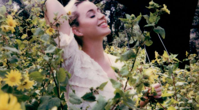 Daisies di Katy Perry: la resilienza in un prato di margherite