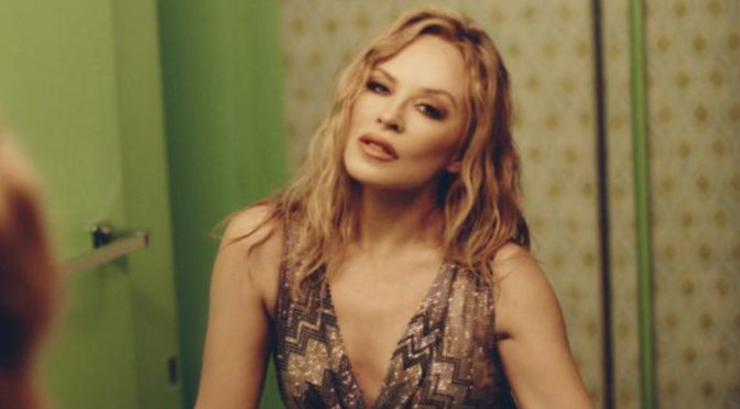 Kylie Minogue e il cancro: “Esperienza che vivrà sempre in me. Oggi canto per elaborarla”